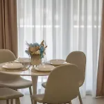 Sandy In Odyssey & Pool מאמאיה