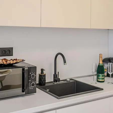 Sandy In Odyssey & Pool * Mamaia