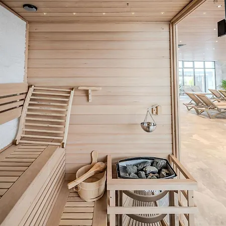 Sandy In Odyssey & Pool Daire