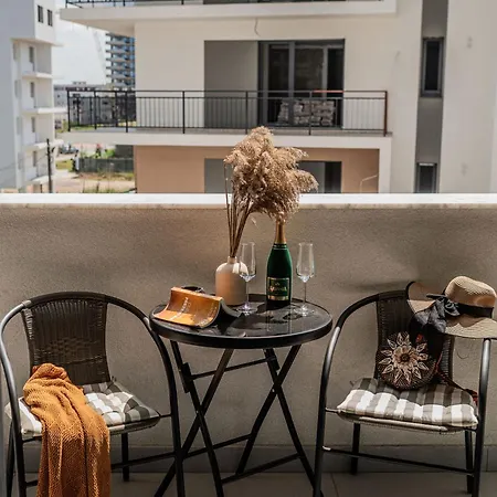 Apartment Sandy In Odyssey & Pool Mamaia