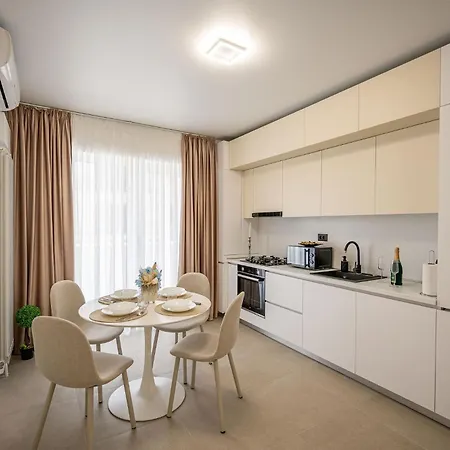 Apartment Sandy In Odyssey & Pool Mamaia