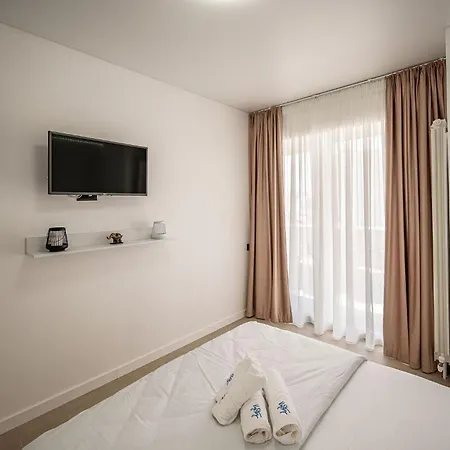 Sandy In Odyssey & Pool Mamaia