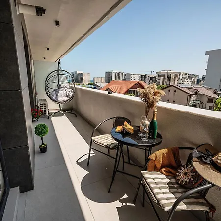 Sandy In Odyssey & Pool Daire