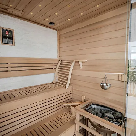 Sandy In Odyssey & Pool Daire Mamaia