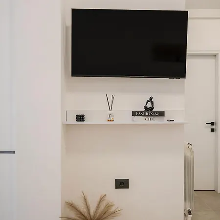 Sandy In Odyssey & Pool *