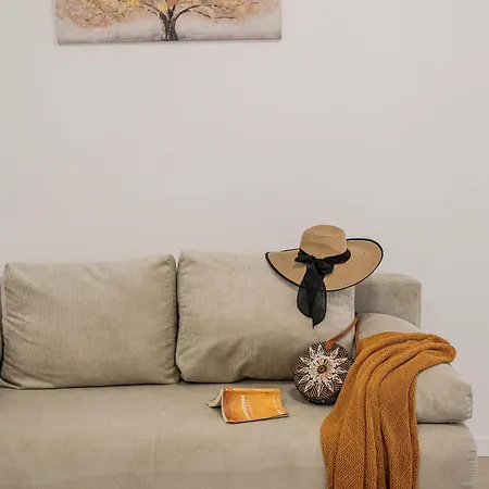 Sandy In Odyssey & Pool Daire