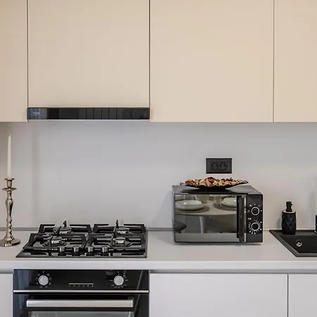 Sandy In Odyssey & Pool Mamaia