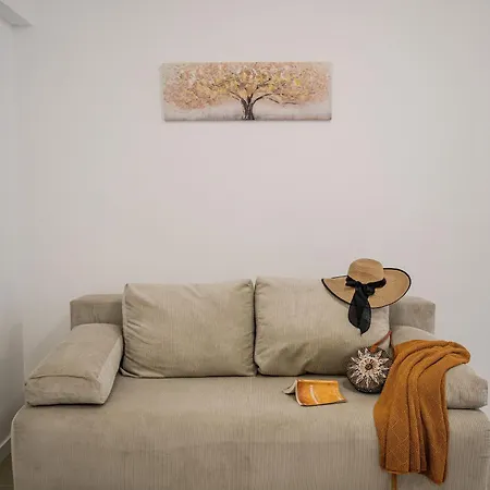 Sandy In Odyssey & Pool * Mamaia