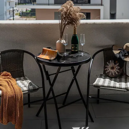 Sandy In Odyssey & Pool Mamaia