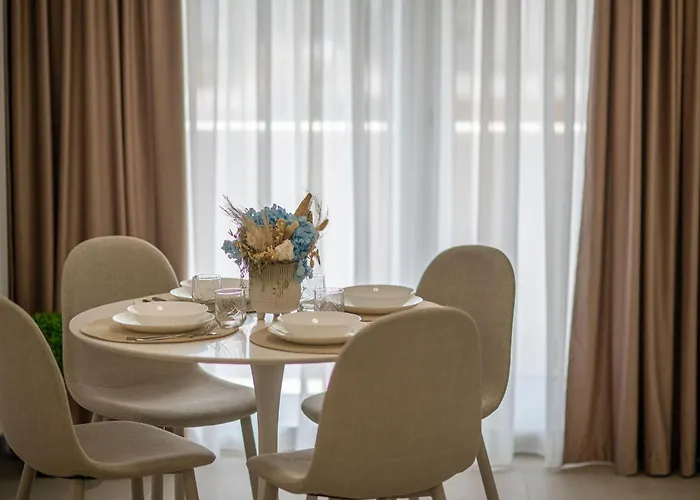 Sandy In Odyssey & Pool Mamaia